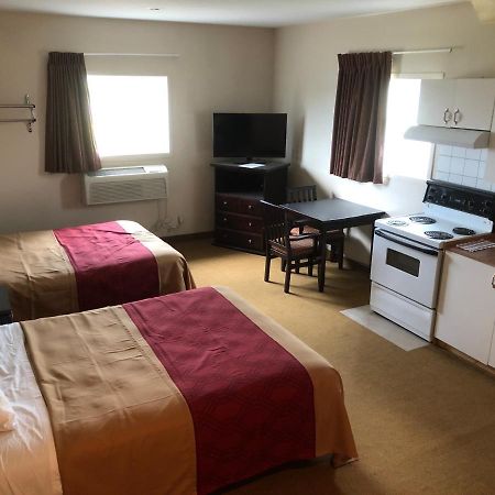 Econo Lodge Inn & Suites Innisfail Екстериор снимка