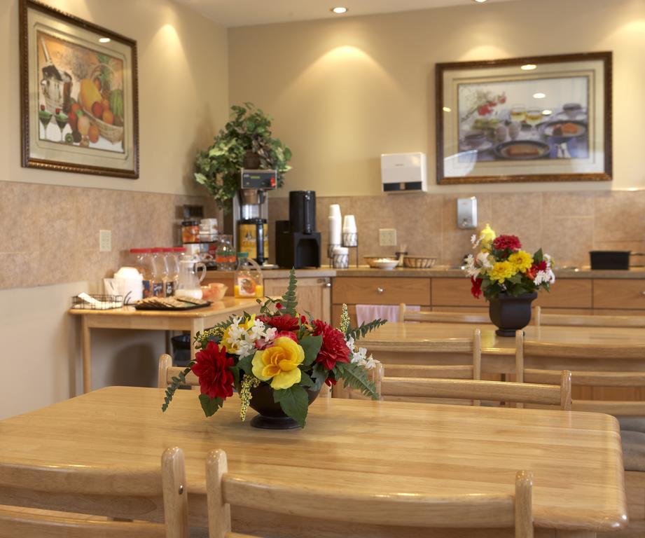 Econo Lodge Inn & Suites Innisfail Екстериор снимка