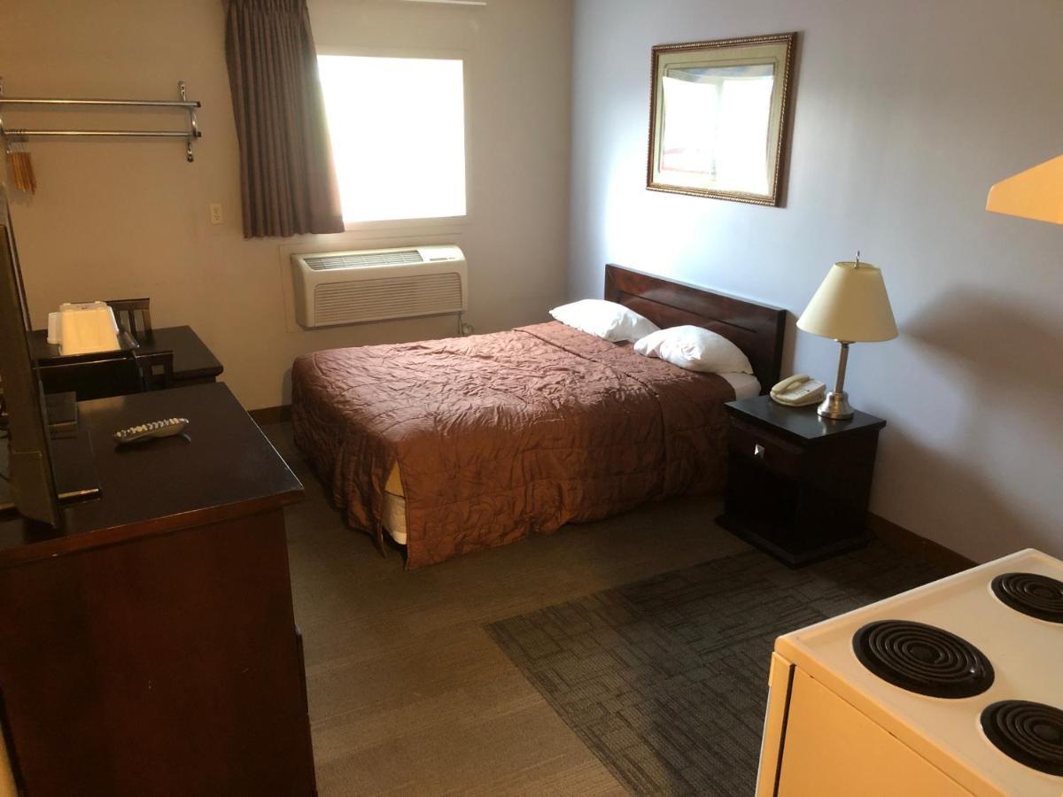 Econo Lodge Inn & Suites Innisfail Екстериор снимка