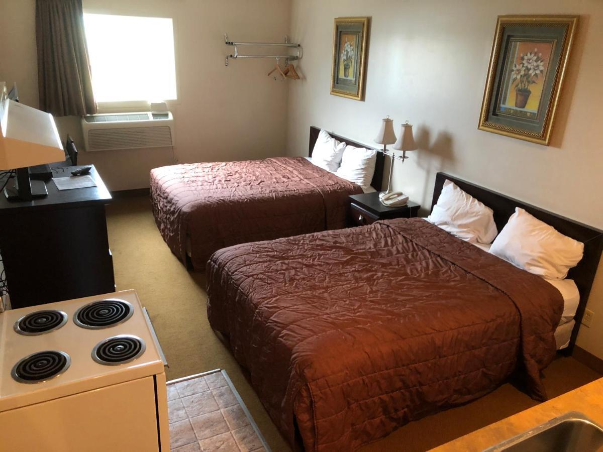Econo Lodge Inn & Suites Innisfail Екстериор снимка