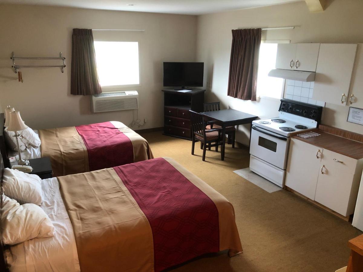 Econo Lodge Inn & Suites Innisfail Екстериор снимка