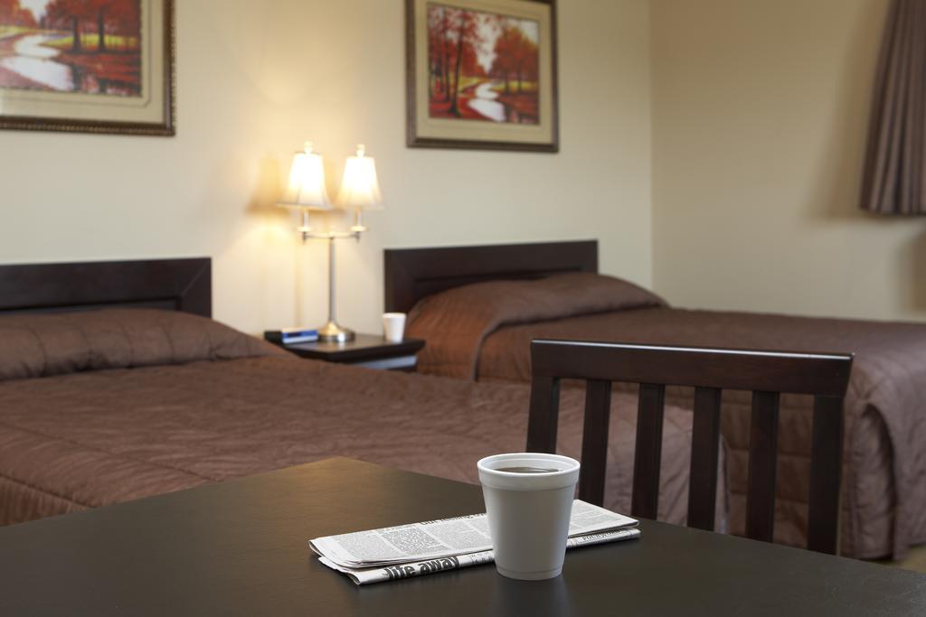 Econo Lodge Inn & Suites Innisfail Екстериор снимка