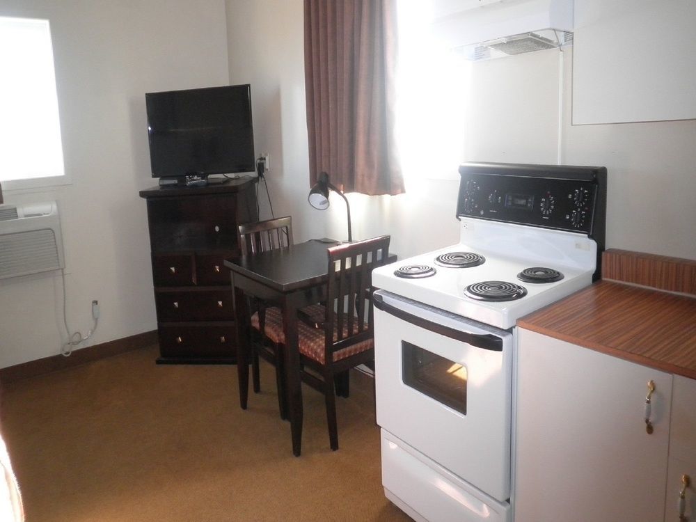 Econo Lodge Inn & Suites Innisfail Екстериор снимка
