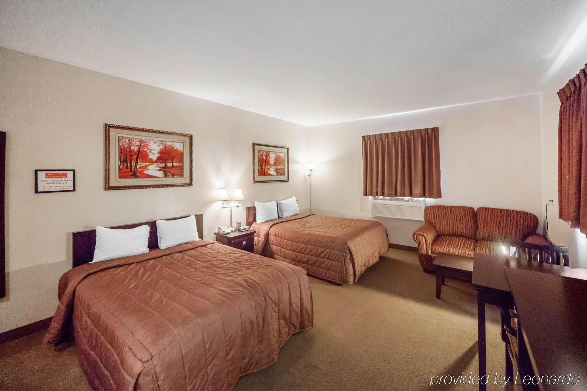 Econo Lodge Inn & Suites Innisfail Екстериор снимка