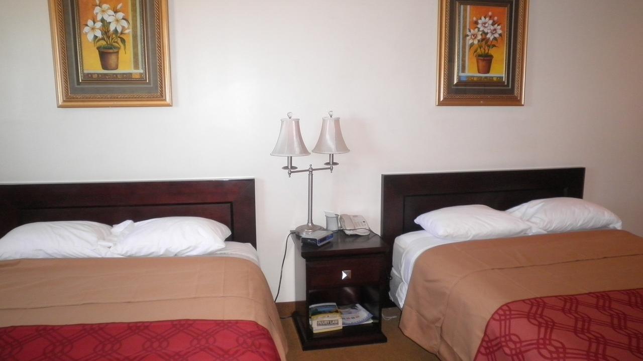 Econo Lodge Inn & Suites Innisfail Екстериор снимка