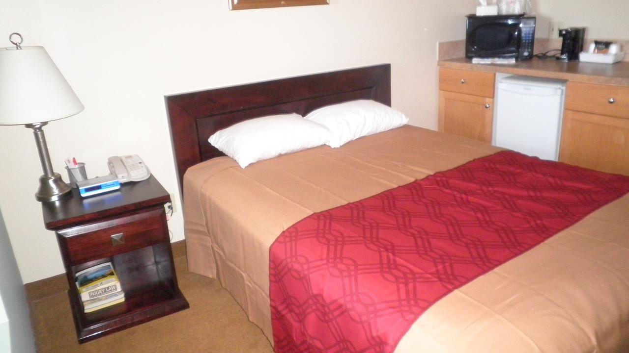 Econo Lodge Inn & Suites Innisfail Екстериор снимка
