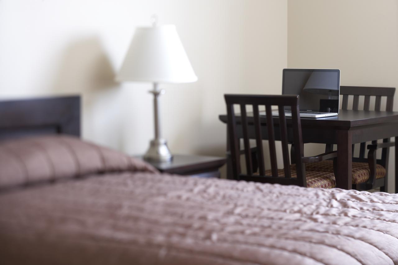 Econo Lodge Inn & Suites Innisfail Екстериор снимка