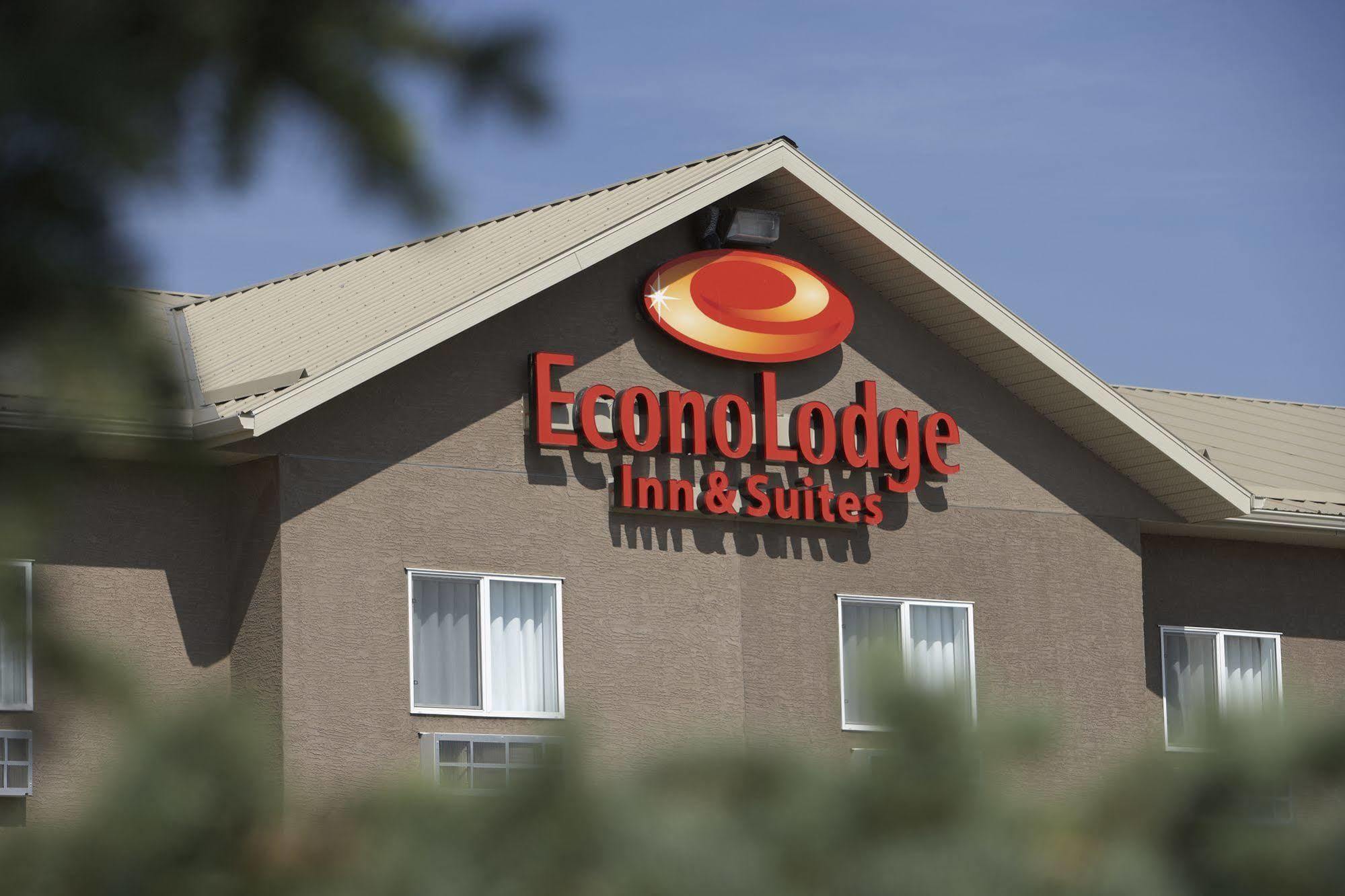Econo Lodge Inn & Suites Innisfail Екстериор снимка