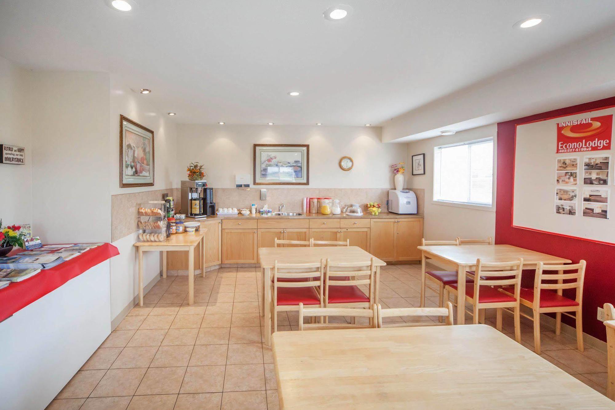 Econo Lodge Inn & Suites Innisfail Екстериор снимка