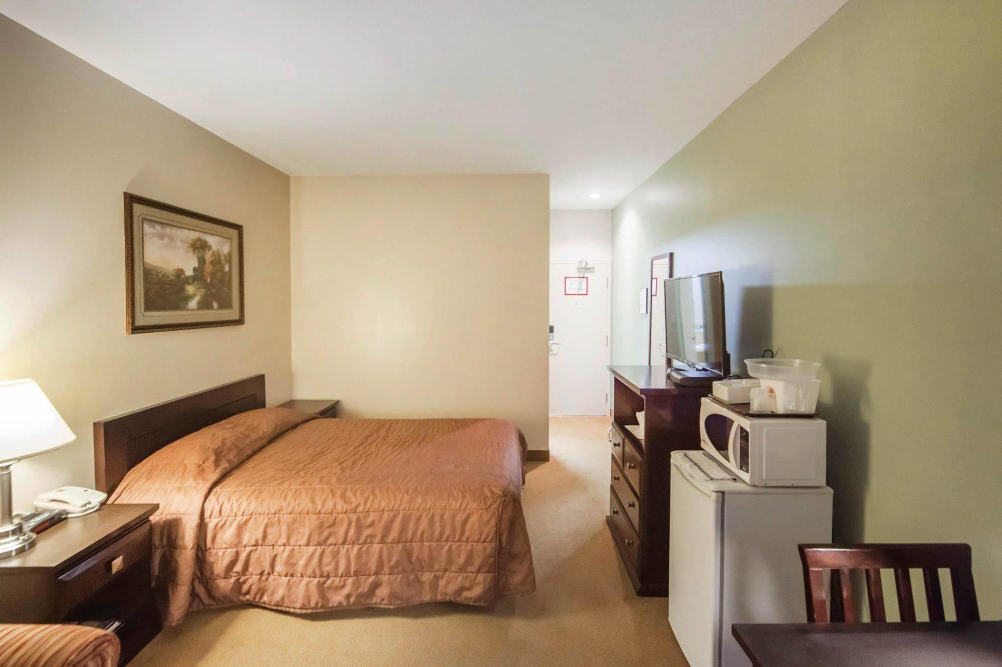 Econo Lodge Inn & Suites Innisfail Екстериор снимка