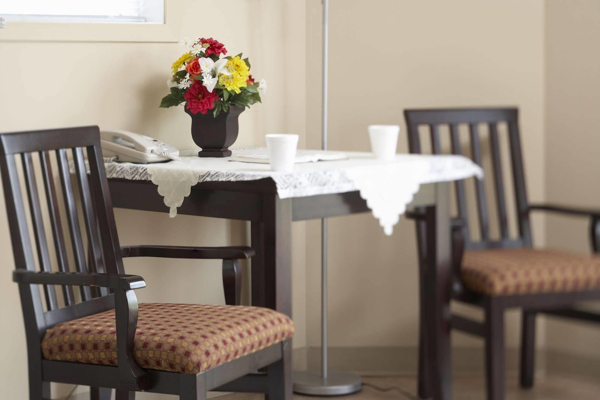 Econo Lodge Inn & Suites Innisfail Екстериор снимка