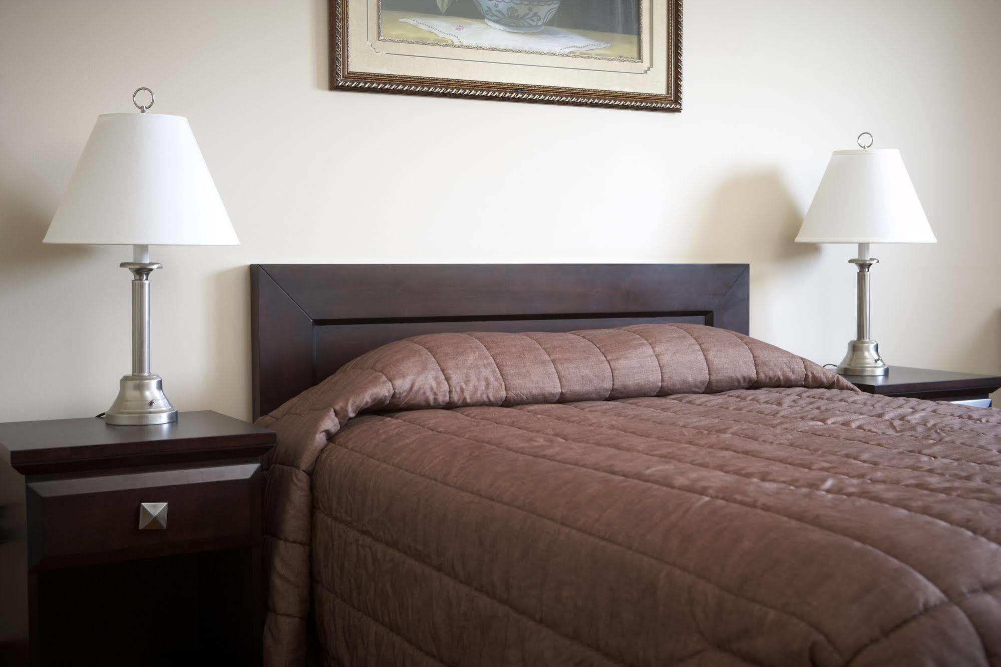 Econo Lodge Inn & Suites Innisfail Екстериор снимка