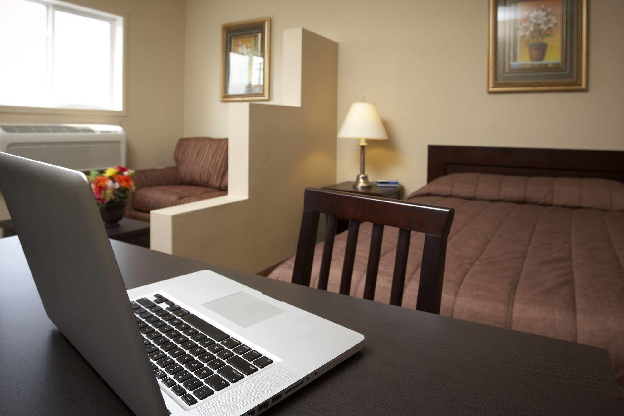 Econo Lodge Inn & Suites Innisfail Екстериор снимка