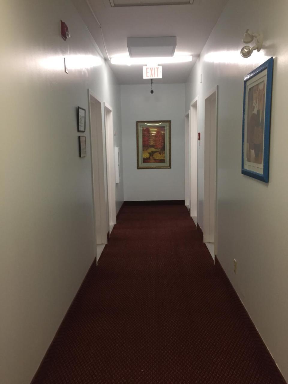 Econo Lodge Inn & Suites Innisfail Екстериор снимка