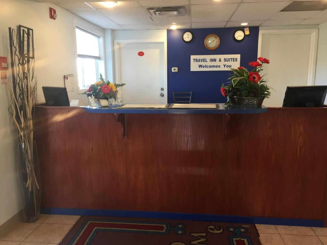 Econo Lodge Inn & Suites Innisfail Екстериор снимка