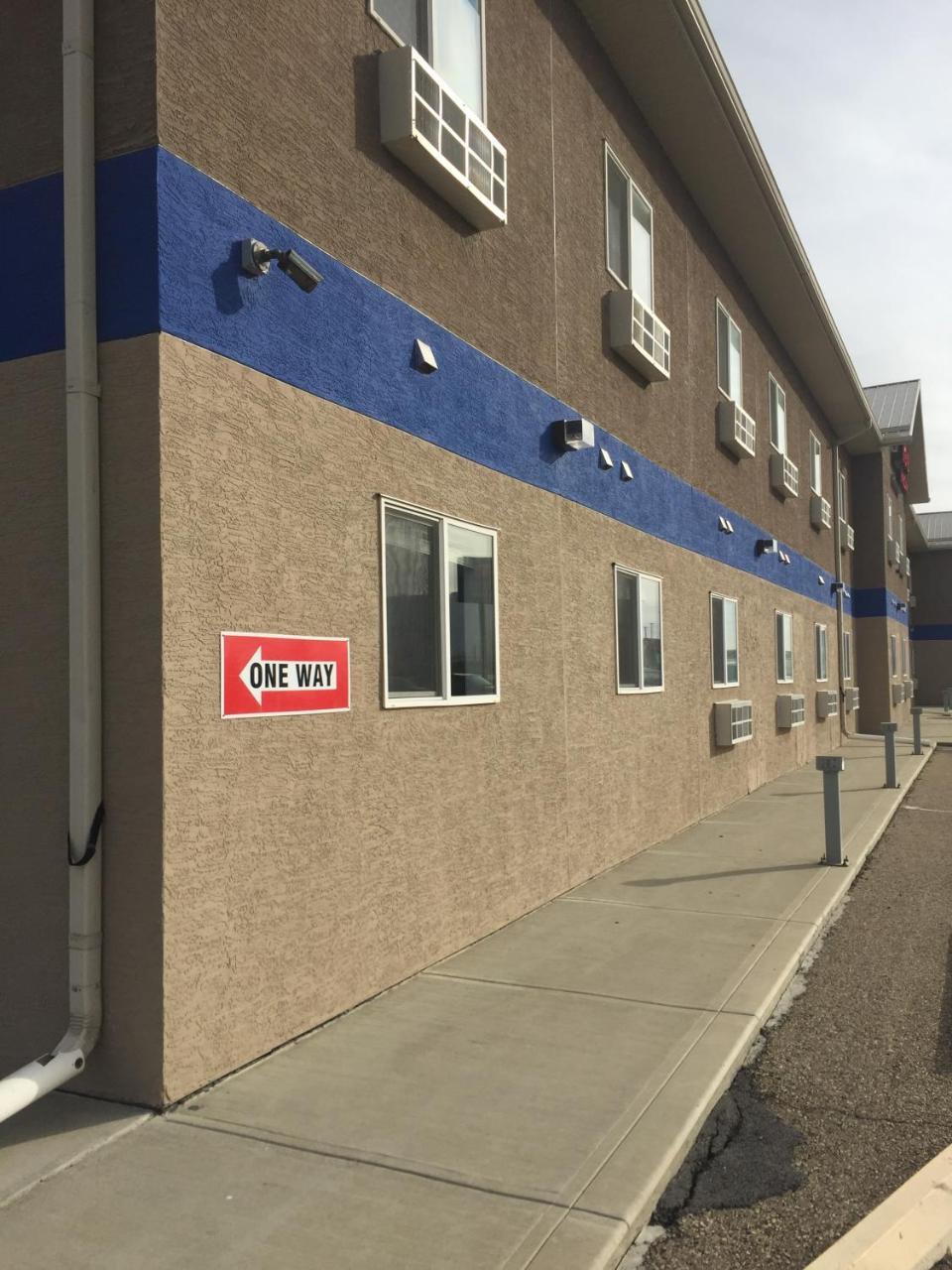 Econo Lodge Inn & Suites Innisfail Екстериор снимка