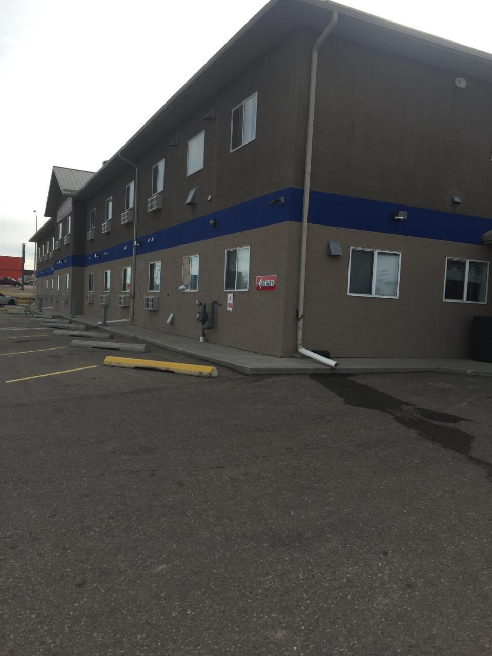 Econo Lodge Inn & Suites Innisfail Екстериор снимка